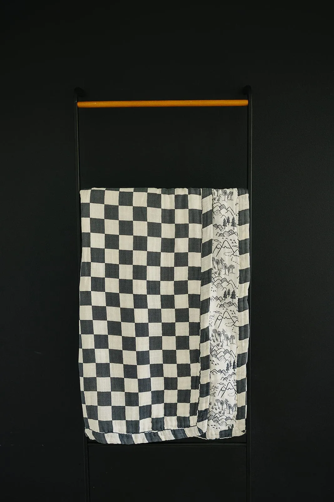 Mebie Baby Charcoal Checkered + Summit Muslin Quilt *